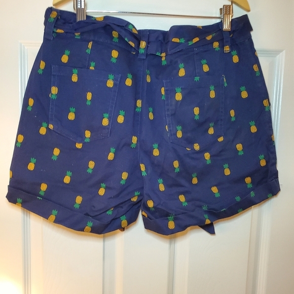 St John's Bay Shorts Blue Pineapple Design Size 10 NWT - Picture 5 of 7